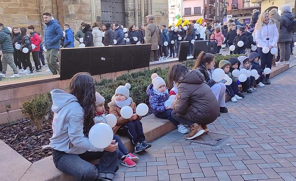 GALERÍA | El colegio Virgen de la Vega de Benavente realiza una gran cadena humana por la paz