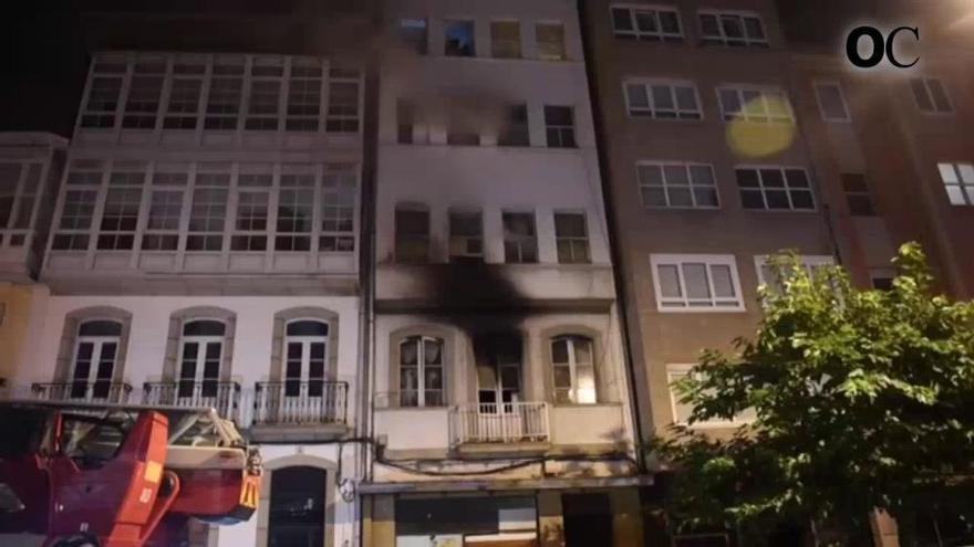 Los bomberos rescatan a tres residentes en un edificio con okupas de la calle Socorro