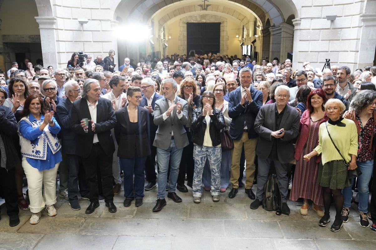 Barcelona 23/4/2026 Diada de Sant Jordi Desayuno de Sant Jordi en el Palau de la Virreina. Con el alcalde Jaume Collboni, la editora Laura Huerga, presidenta del PEN catalán, así como representantes de los sectores de la edición, la escriptura, el periodismo Jaume Collboni, Laura Huerga y Ali Smith Fotografía de Ferran Nadeu