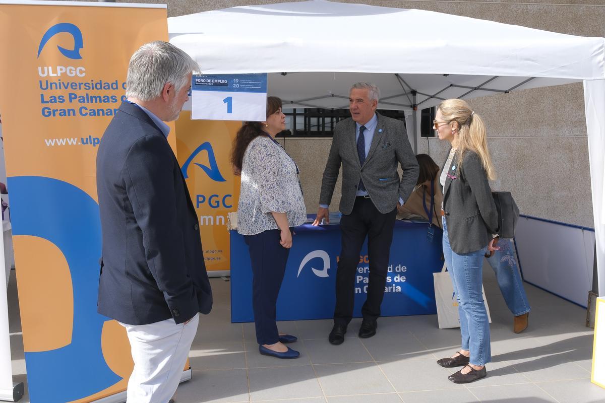 El stand de la ULPGC en la segunda jornada del Foro de Empleo del campus del Obelisco.