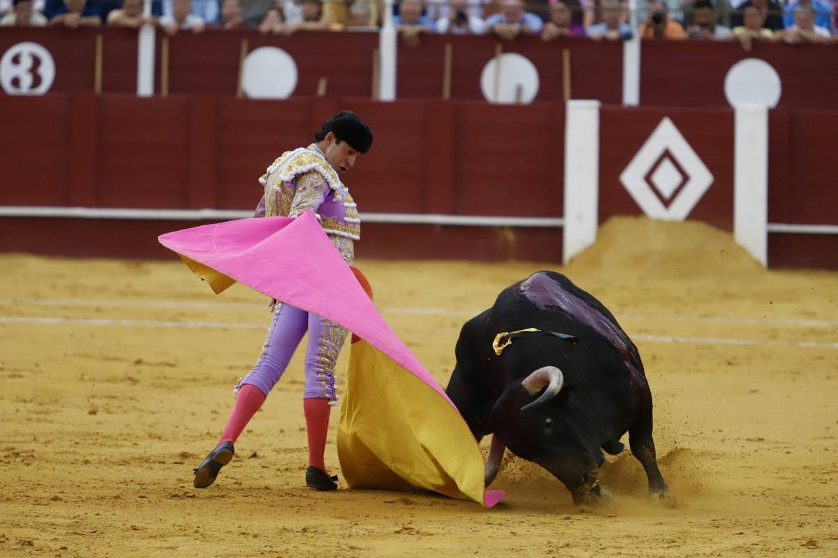 Un momento de la actuación de Alejandro Talavante ayer en La Malagueta