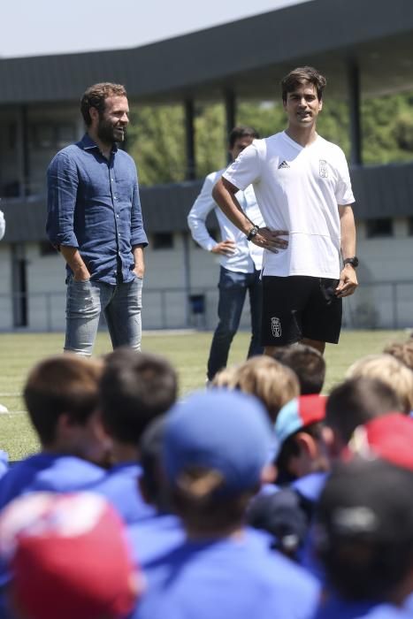 Visita de Mata al campus del Real Oviedo