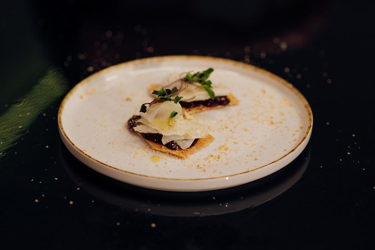8. Crujiente de pan cristal, chutney de frambuesas, D.O.P. Queso Murcia al Vino y almendra frita