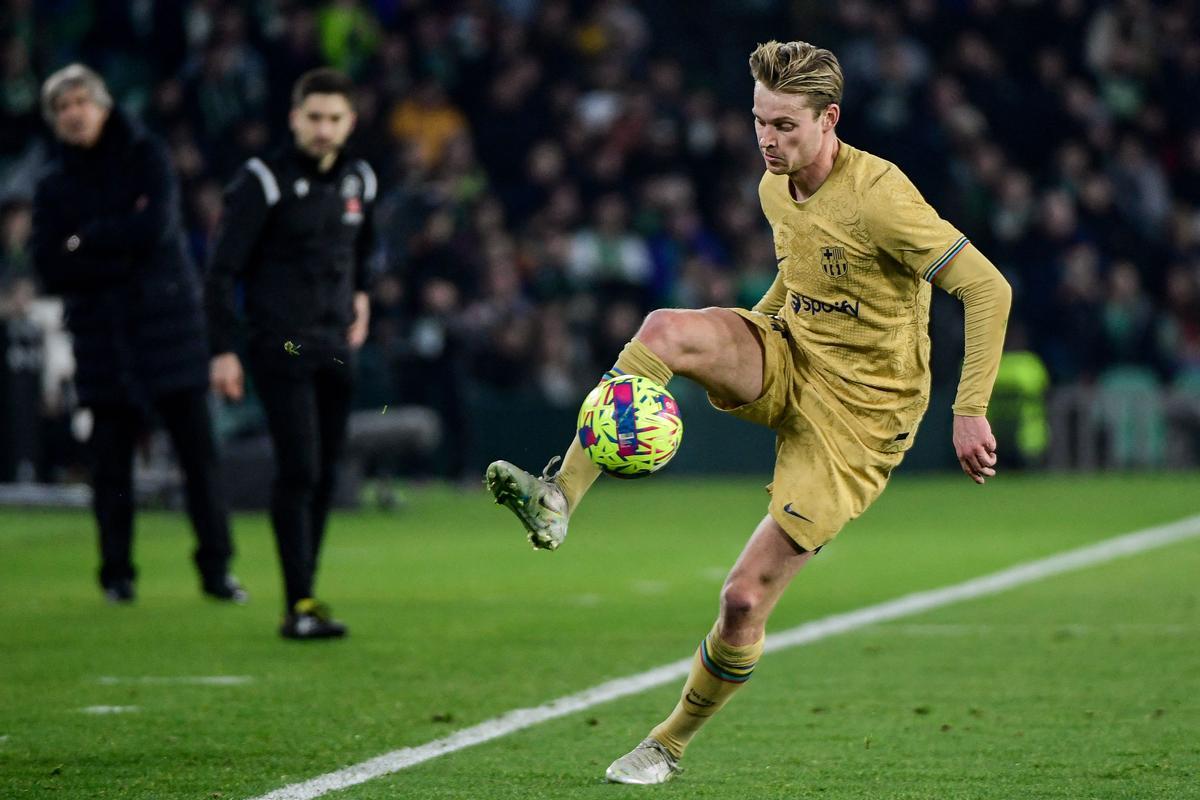 Frenkie de Jong controla un balón durante el Betis-Barça en el Benito Villamarin.