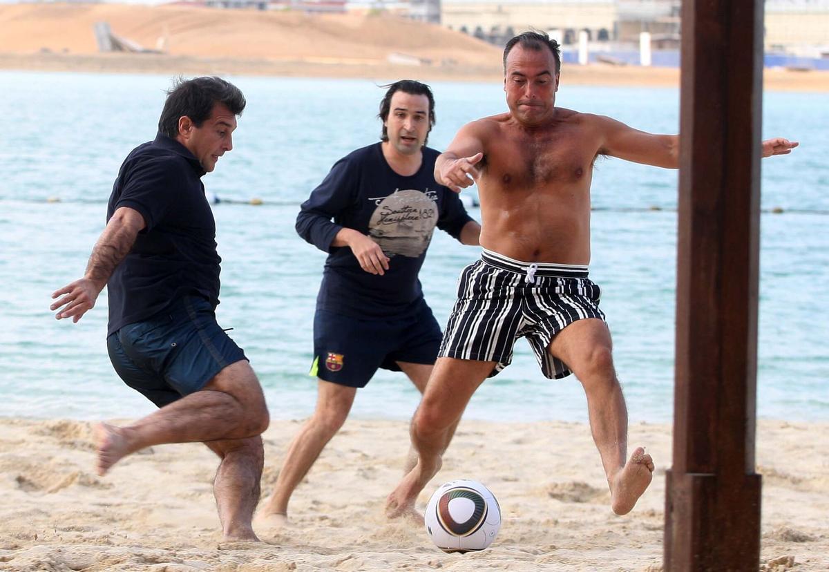 Joan Laporta y Rafa Yuste, con Jordi Finestres al fondo, juegan a fútbol en una playa de Abu Dabi en 2009.