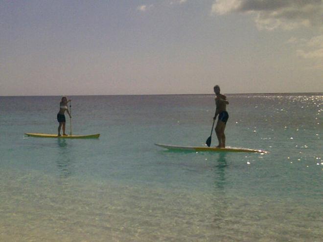 Piqué practicando paddleboarding, junto con su compañera sentimental, Shakira