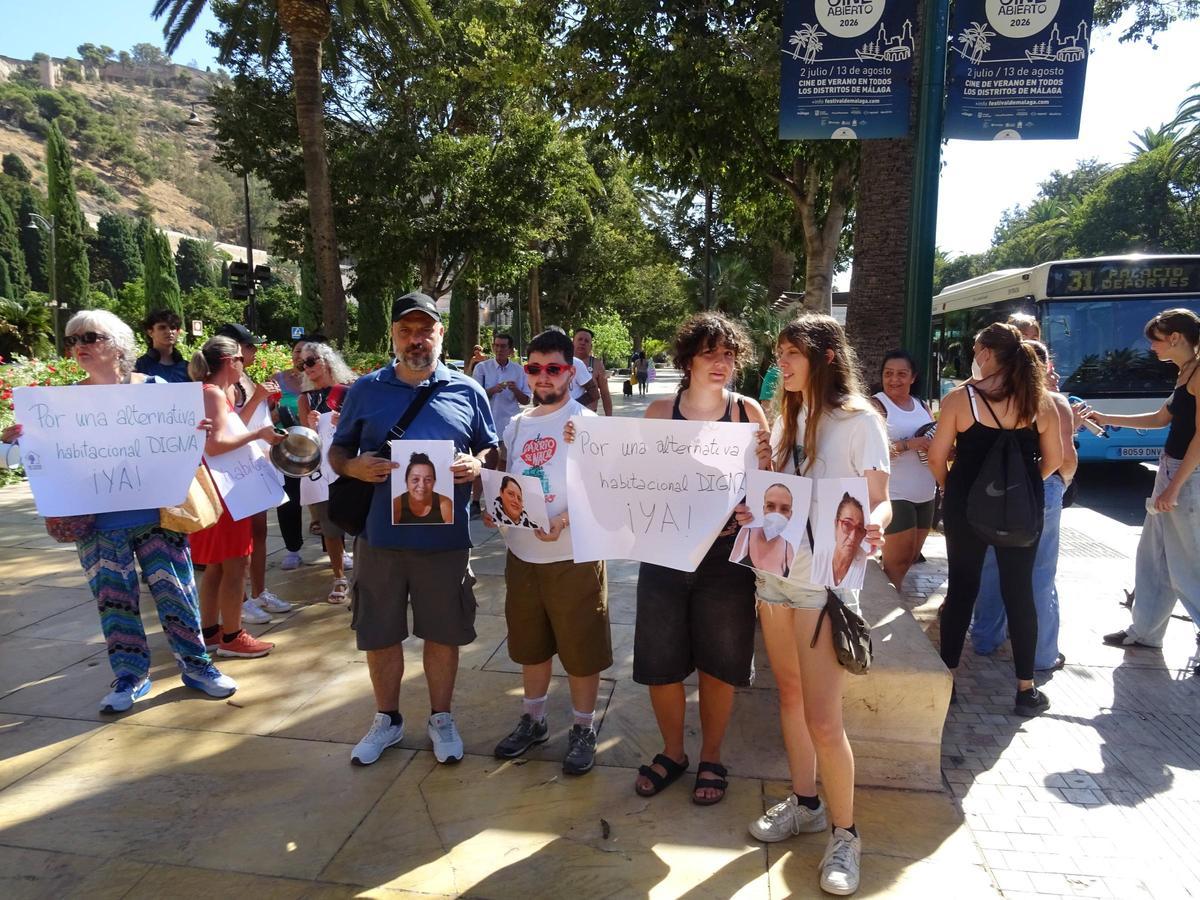 Los miembros de Un Techo por Derecho llevaban fotografías de las malagueñas desahuciadas, entre ellas una mujer maltratada y varias madres de menores.