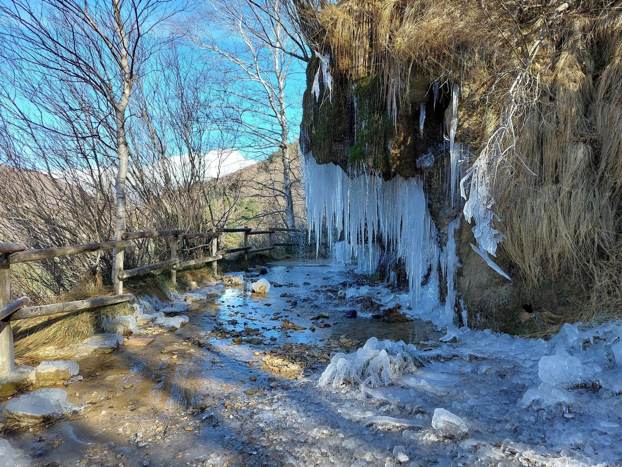 En imágenes | El frío deja una espectacular postal en el Pirineo oscense