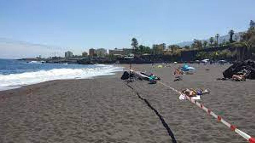 Una playa cerrada en Puerto de la Cruz en una imagen de archivo.