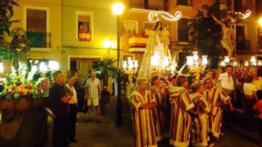 Un momento de la procesión ayer en Aigües.