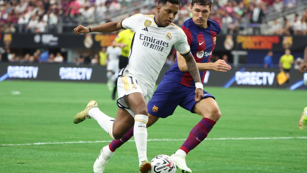 Rodrygo intenta escaparse de Christensen en el FC Barcelona-Real Madrid de la gira por los Estados Unidos