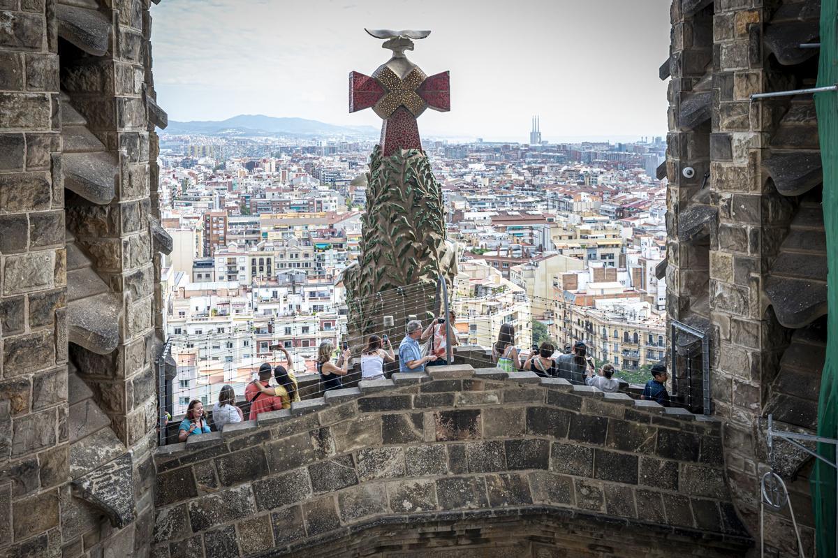 Dos colosales figuras de mármol griego de Thasos, el más blanco del mundo, aguardan a los pies del templo de la Sagrada Família para ser alzadas en octubre a la cima de las torres dedicadas a los evangelistas Juan y Mateo, la primera, como marca la tradición cristiana, un águila, y la segunda, con un esculpido que a veces confunde incluso a los más creyentes, con el aspecto de un hombre alado, sin que eso sea exactamente un ángel.