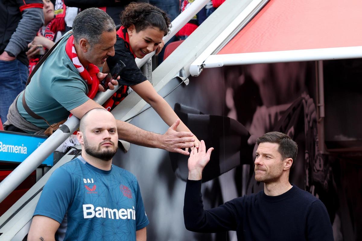 Xabi Alonso, entrenador del Bayer Leverkusen, al inicio del partido entre el Bayer Leverkusen y el Werder Bremen en el que pueden proclamarse campeones de la Bundesliga por primera vez en su historia. Xabi Alonso, entrenador del Bayer Leverkusen, al inicio del partido entre el Bayer Leverkusen y el Werder Bremen en el que pueden proclamarse campeones de la Bundesliga por primera vez en su historia.