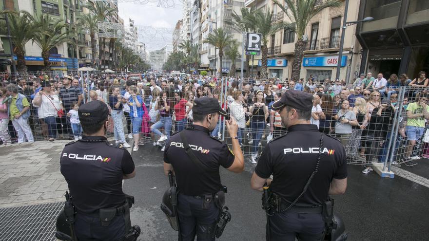 Reyes Martí homenajea a la mujer en la primera mascletà de las Hogueras del 90 Aniversario