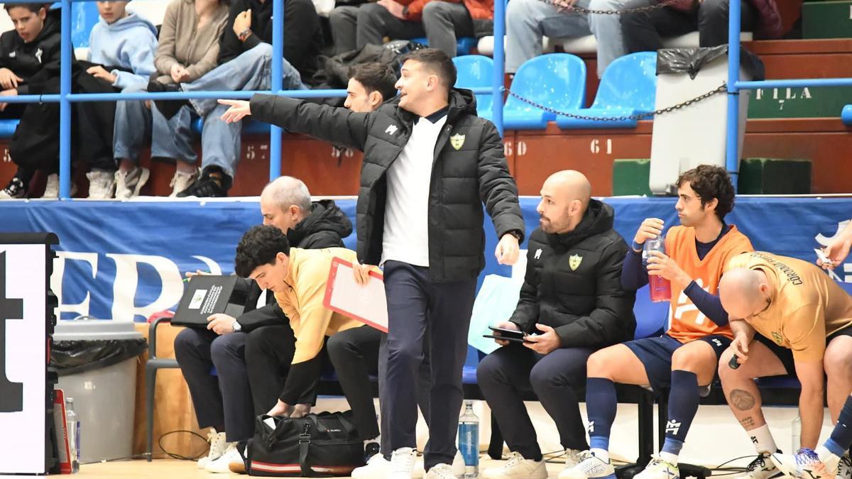 Emanuel Santoro da instrucciones en la cancha del O Parrulo.