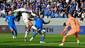 Cristiano Ronaldo remata a portería durante el partido contra Islandia