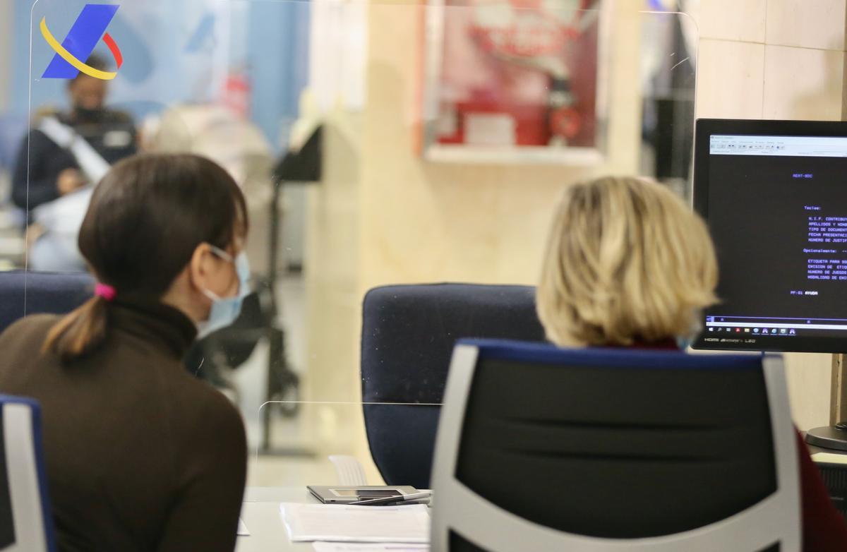 Dos mujeres en una oficina de la Agencia Tributaria en Madrid.