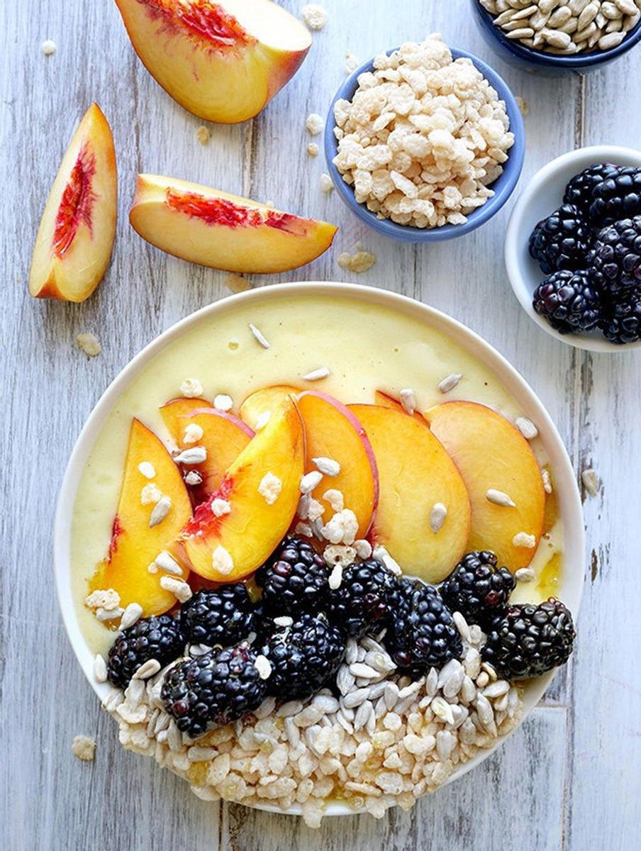 Smoothie bowl de piña, plátano y melocotón