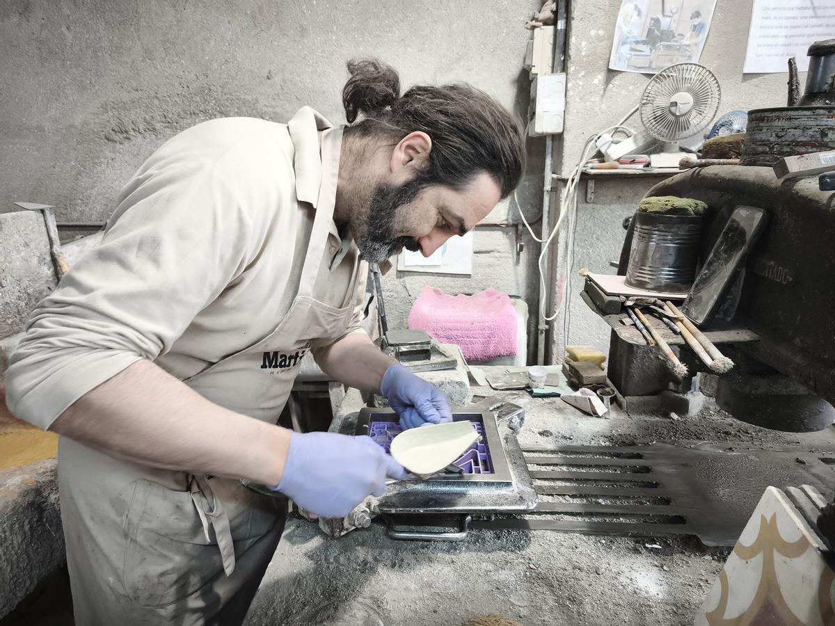 Jaume Torrejón, treballant en una de les rajoles de Mosaics Martí