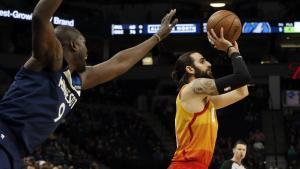 Minnesota Timberwolves’ Luol Deng, left, looms in as Utah Jazz’s Ricky Rubio, of Spain, shoots in the first half of an NBA basketball game Sunday, Jan. 27, 2019, in Minneapolis. (AP Photo/Jim Mone)