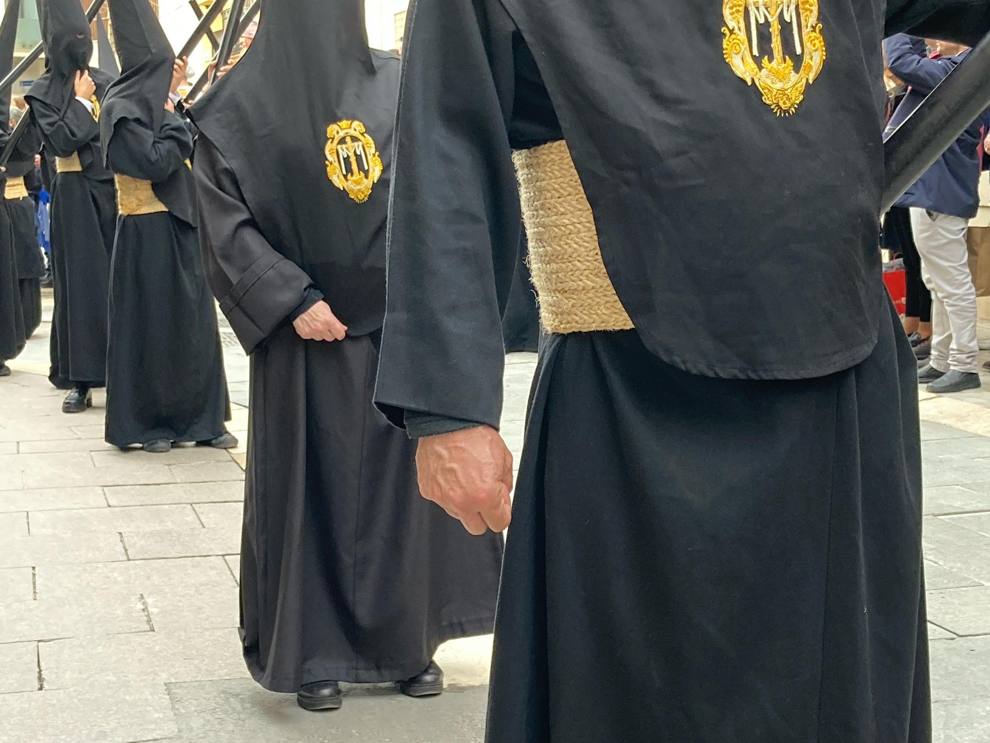 Salida de la Hermandad de la Santa Cruz en el Jueves Santo de Málaga.