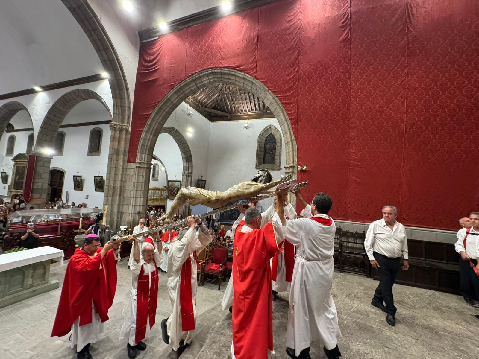 El Santo Cristo de Telde regresa a lo más alto del altar