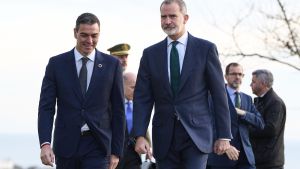El presidente del Gobierno, Pedro Sánchez (i), y el Rey Felipe VI