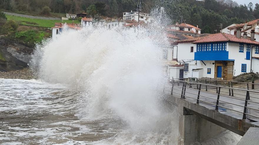 Las impresionantes imágenes que deja el temporal en Tazones: olas de hasta nueve metros rompen contra el puerto