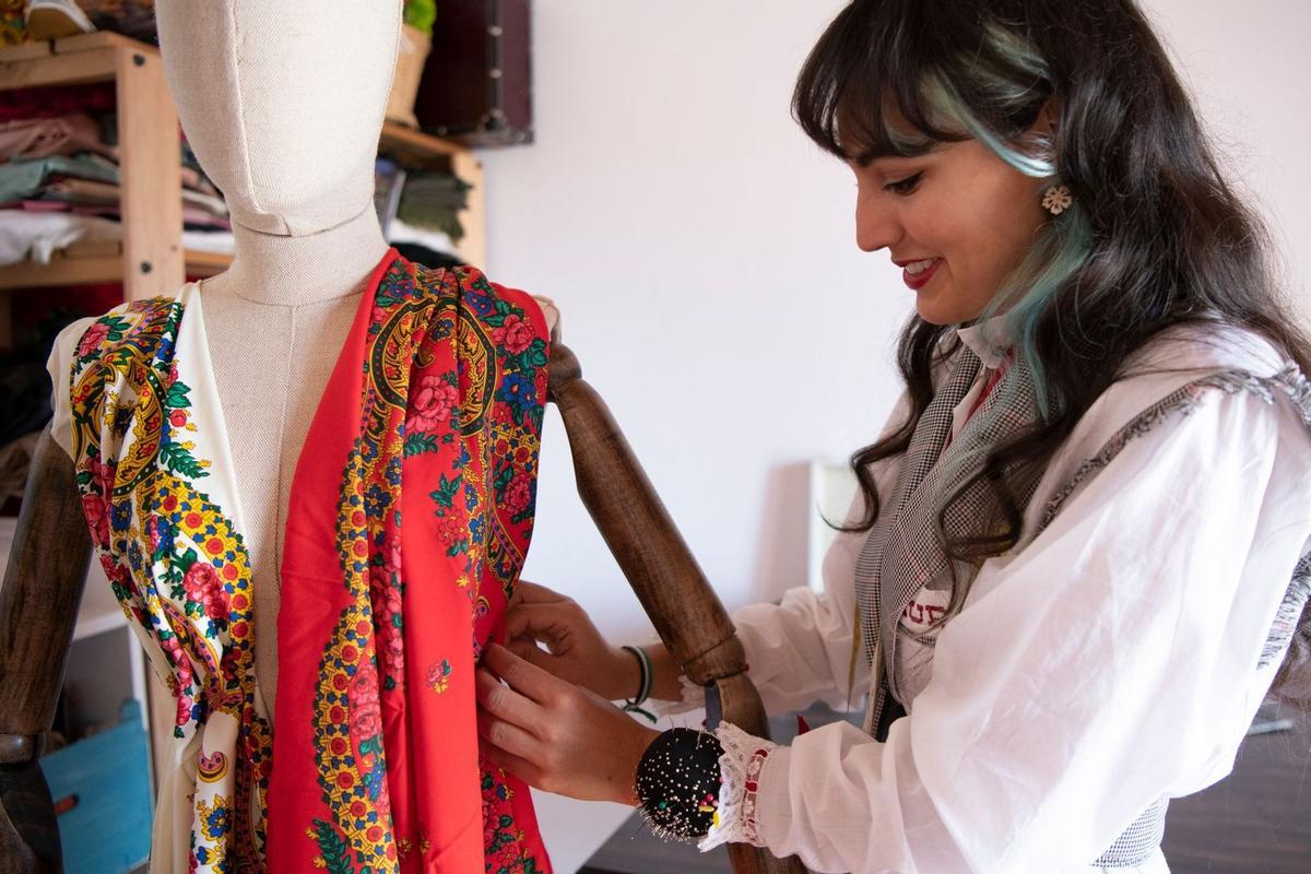 La orellanense Laura Manuela Sánchez, posa con uno de sus trabajos.