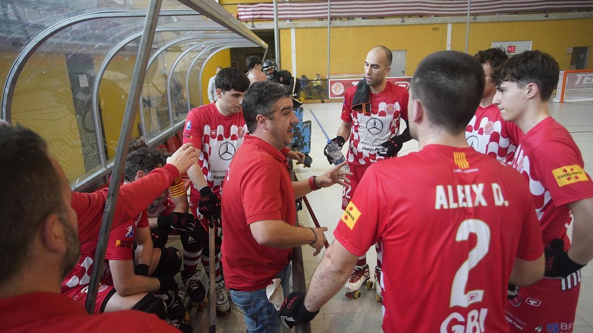 Garcia Balda, parlant amb els seus jugadors durant el partit contra el Lleida.