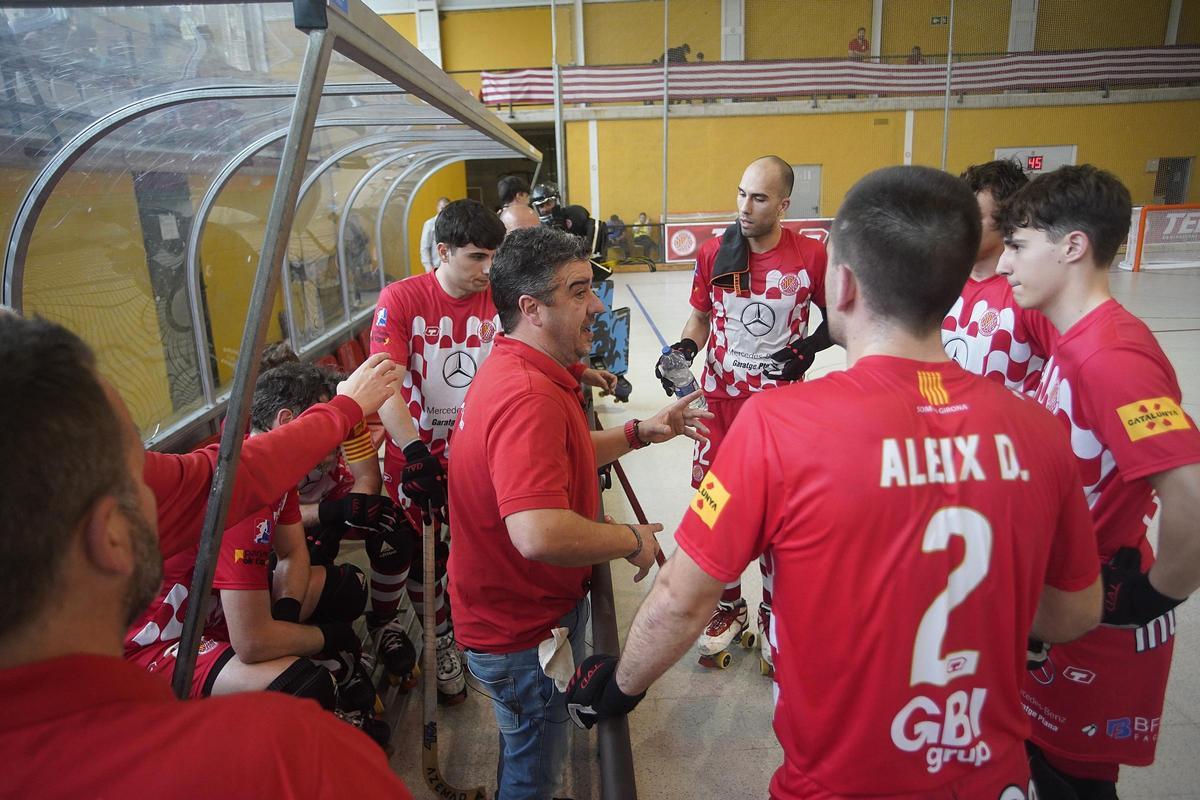 Garcia Balda, parlant amb els seus jugadors durant el partit contra el Lleida.
