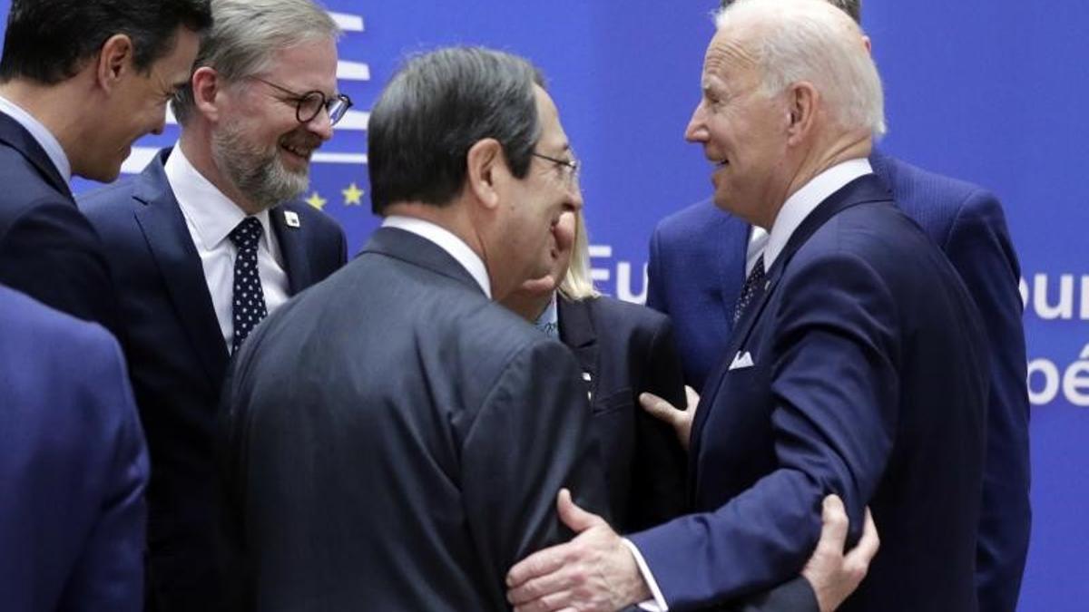 El presidente de EEUU, Joe Biden (d), conversa con el presidente del Gobierno, Pedro Sánchez; y el primer ministro de República Checa, Petr Fiala; el presidente de Chipre, Nicos Anastasiades, y los 'premiers' de Suecia, Magdalena Andersson, y Eslovaquia, Eduard Hegel, este 24 de marzo de 2022 durante el Consejo Europeo, en Bruselas.