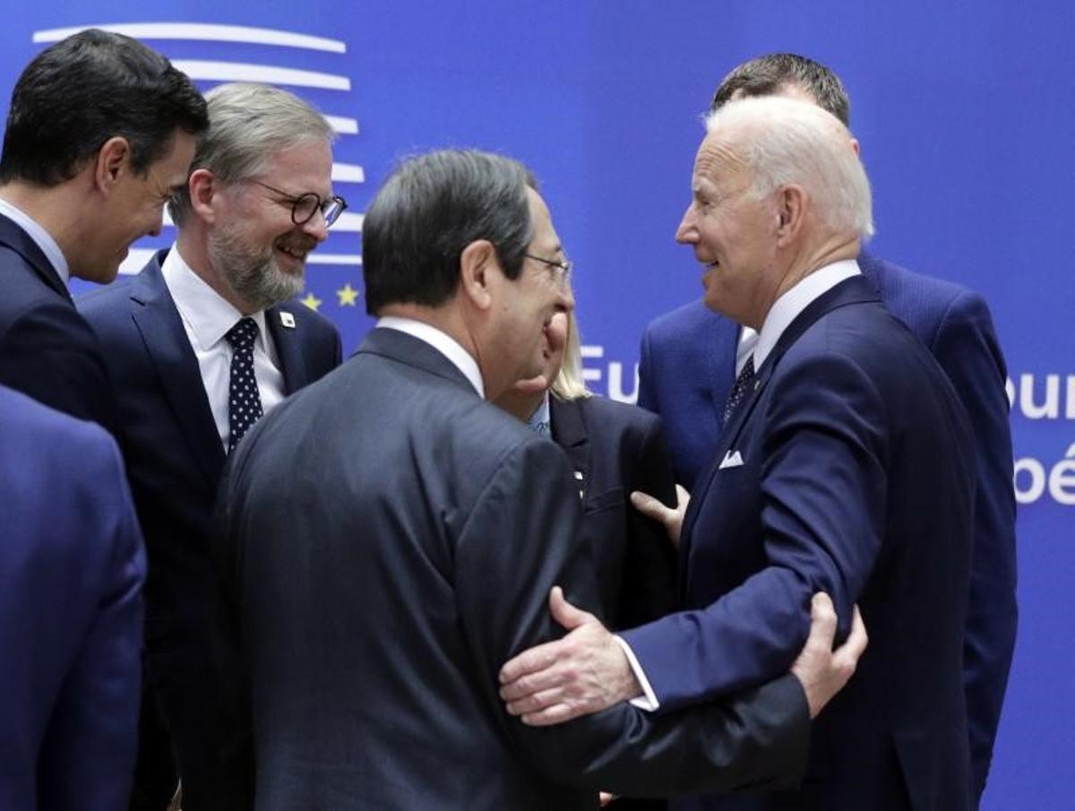 Sánchez i Biden se saluden breument en el Consell Europeu