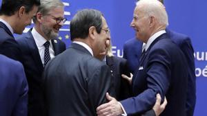 El presidente de EEUU, Joe Biden (d), conversa con el presidente del Gobierno, Pedro Sánchez; y el primer ministro de República Checa, Petr Fiala; el presidente de Chipre, Nicos Anastasiades, y los ’premiers’ de Suecia, Magdalena Andersson, y Eslovaquia, Eduard Hegel, este 24 de marzo de 2022 durante el Consejo Europeo, en Bruselas.