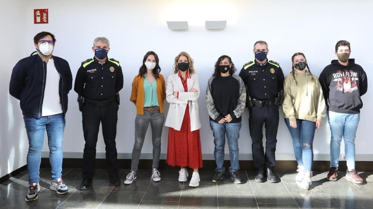 Imagen durante la presentación de la iniciativa con la alcaldesa de Gavà, Raquel Sánchez, agentes policiales y educadores.