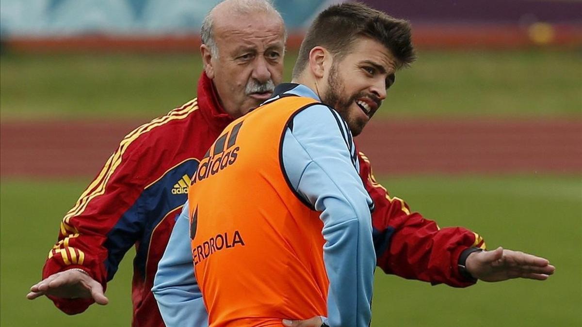 Gerard Piqué y Vicente del Bosque, durante un entrenamiento