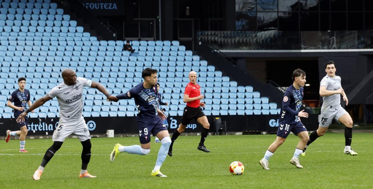 El céltico Álvaro Marín intenta alcanzar el balón en el partido contra el Avilés en Balaídos. | MARTA G. BREA
