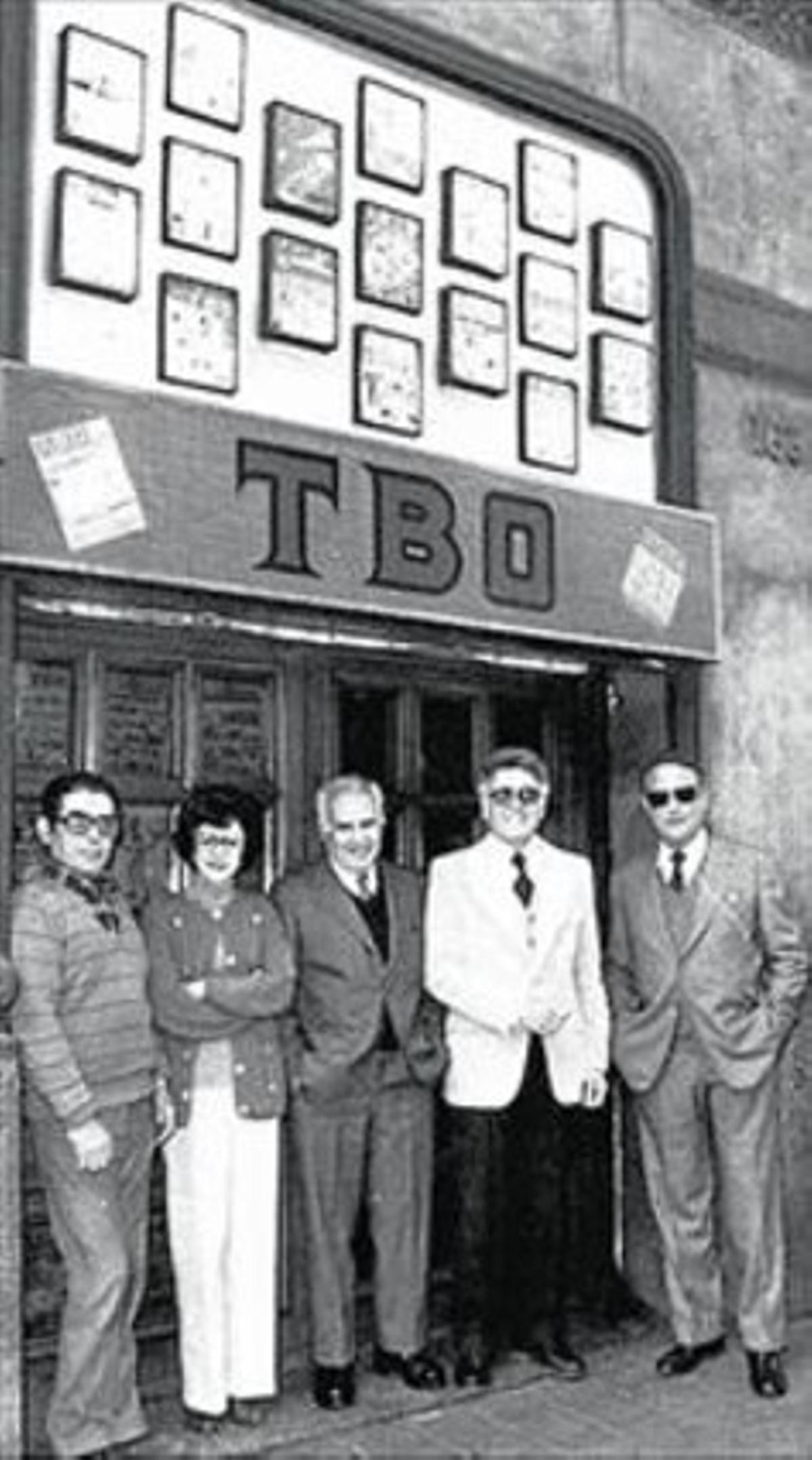 Avui i ahir 8 Rosa Segura, amb un antic exemplar del ’TBO’ a  casa seva (a dalt). A sota, el 1983, a la porta de la revista, amb el director, Albert Viña (americana blanca), i el guionista Carles Bech (ulleres de sol).