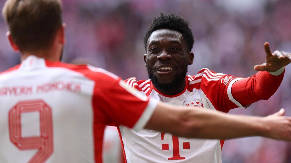 Alphonso Davies y Harry Kane celebran un gol de Bayern de Múnich esta temporada.