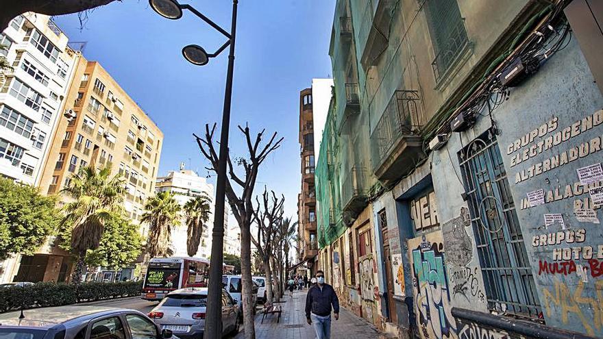 Las farolas alumbran hacia la calzada y la acera está oscura. | D.TORTAJADA