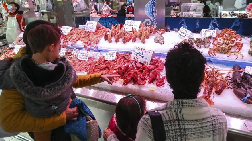 Varias personas en un mercado.