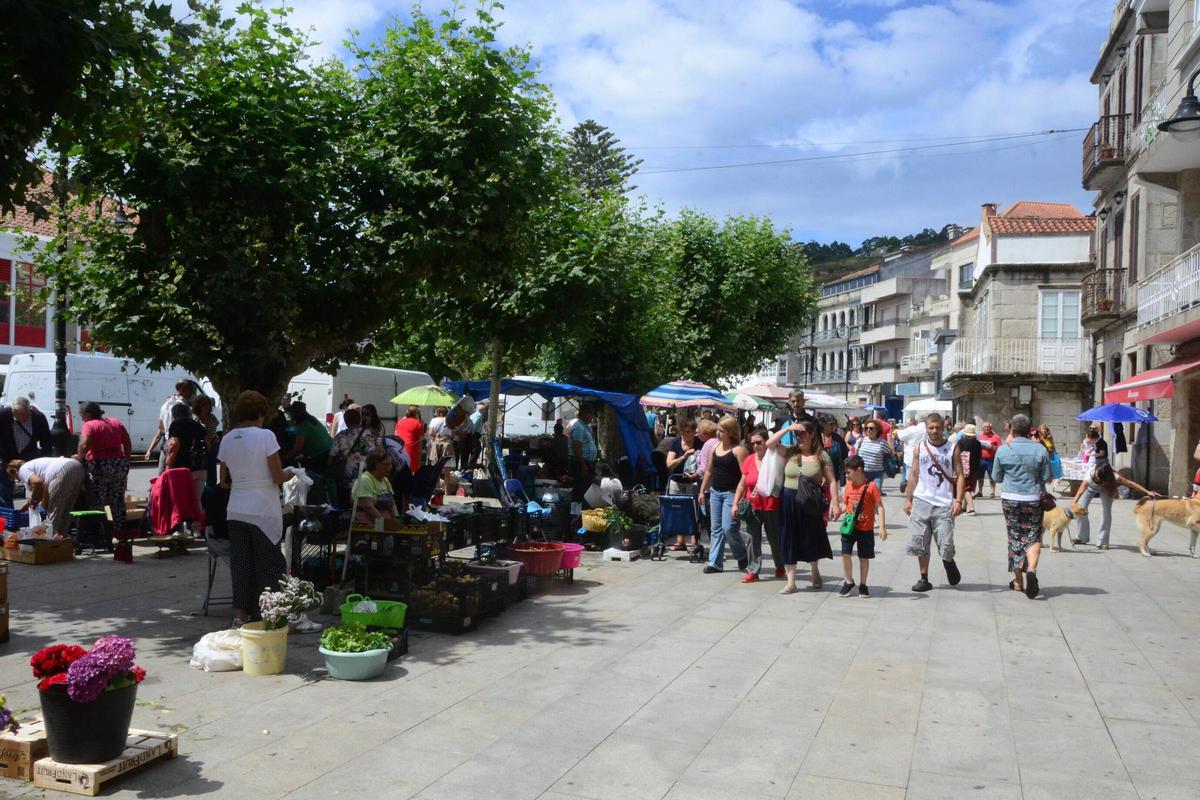 Vecinos y visitantes en el mercadillo de Cangas este viernes.