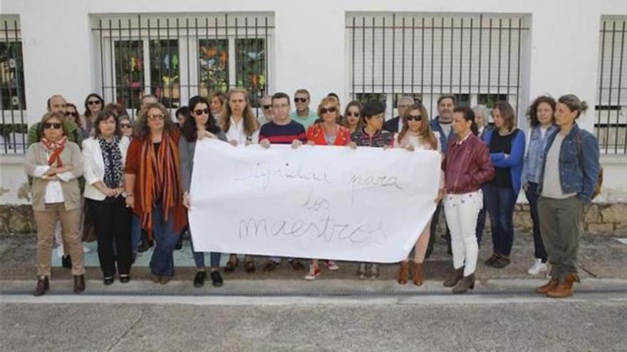 Padres y profesores del colegio San Francisco de Cáceres se concentran para mostrar su apoyo al centro