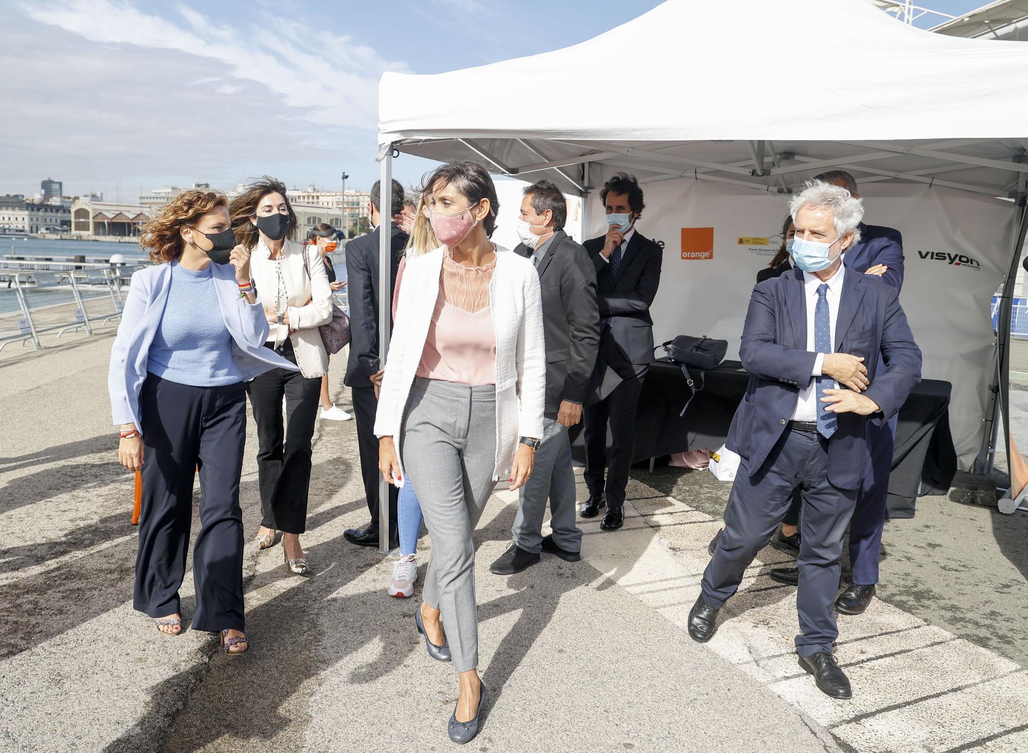 La ministra Reyes Maroto, visita la carpa de Orange y Levante-EMV, para experimentar el proyecto 5G y Turismo