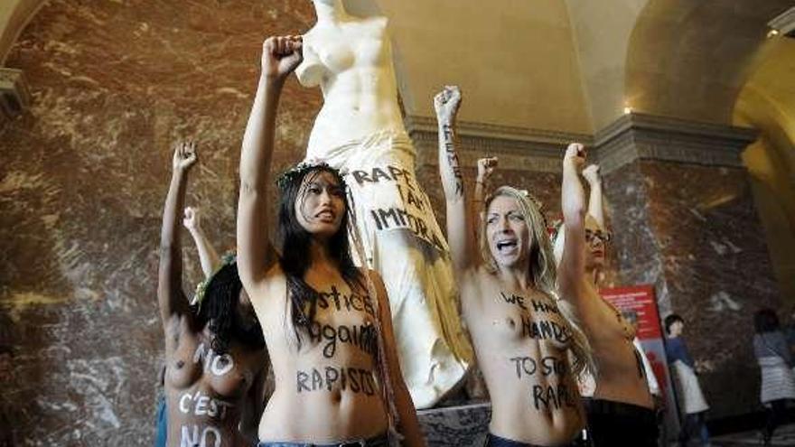 Mujeres en &#039;topless&#039; protestan en el Louvre contra la violación de una tunecina