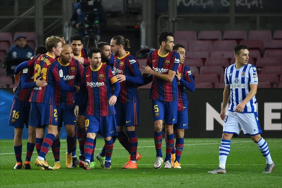 Barcelona players celebrate Barcelona s Spanish defender Jordi Alba s goal during the Spanish league football match between FC Barcelona and Real Sociedad at the Camp Nou stadium in Barcelona on December 16  2020  (Photo by LLUIS GENE   AFP)