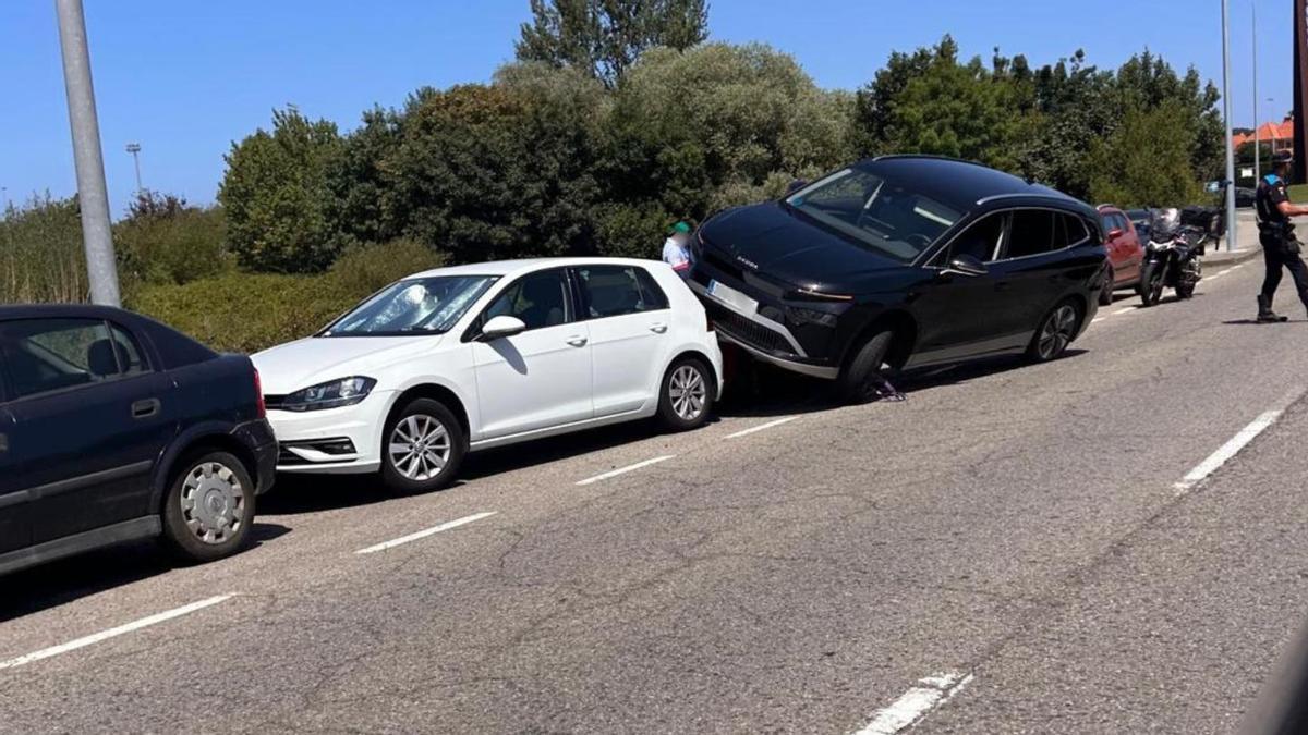 Aparatoso accidente en Gijón: pierde el control de su coche y se estampa contra otros tres vehículos aparcados