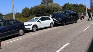 Aparatoso accidente en Gijón: pierde el control de su coche y se estampa contra otros tres vehículos aparcados
