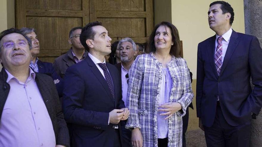 José Ignacio Martín Benito, Luciano Huerga, Josefa García Cirac y Alberto Castro examinan las arquerías del claustro del Hospital de la Piedad.