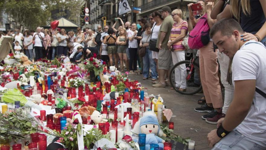 Segueixen les ofrenes a la Rambla.